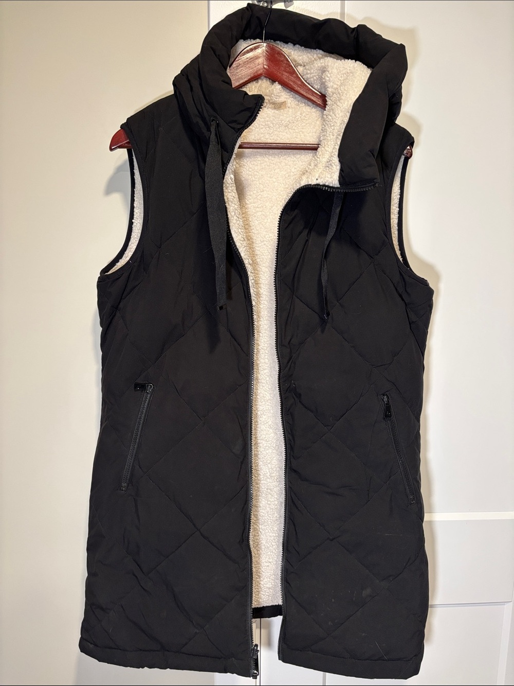 UGG Women’s Black Quilted Hooded Sherpa-Lined Reversible Vest Large